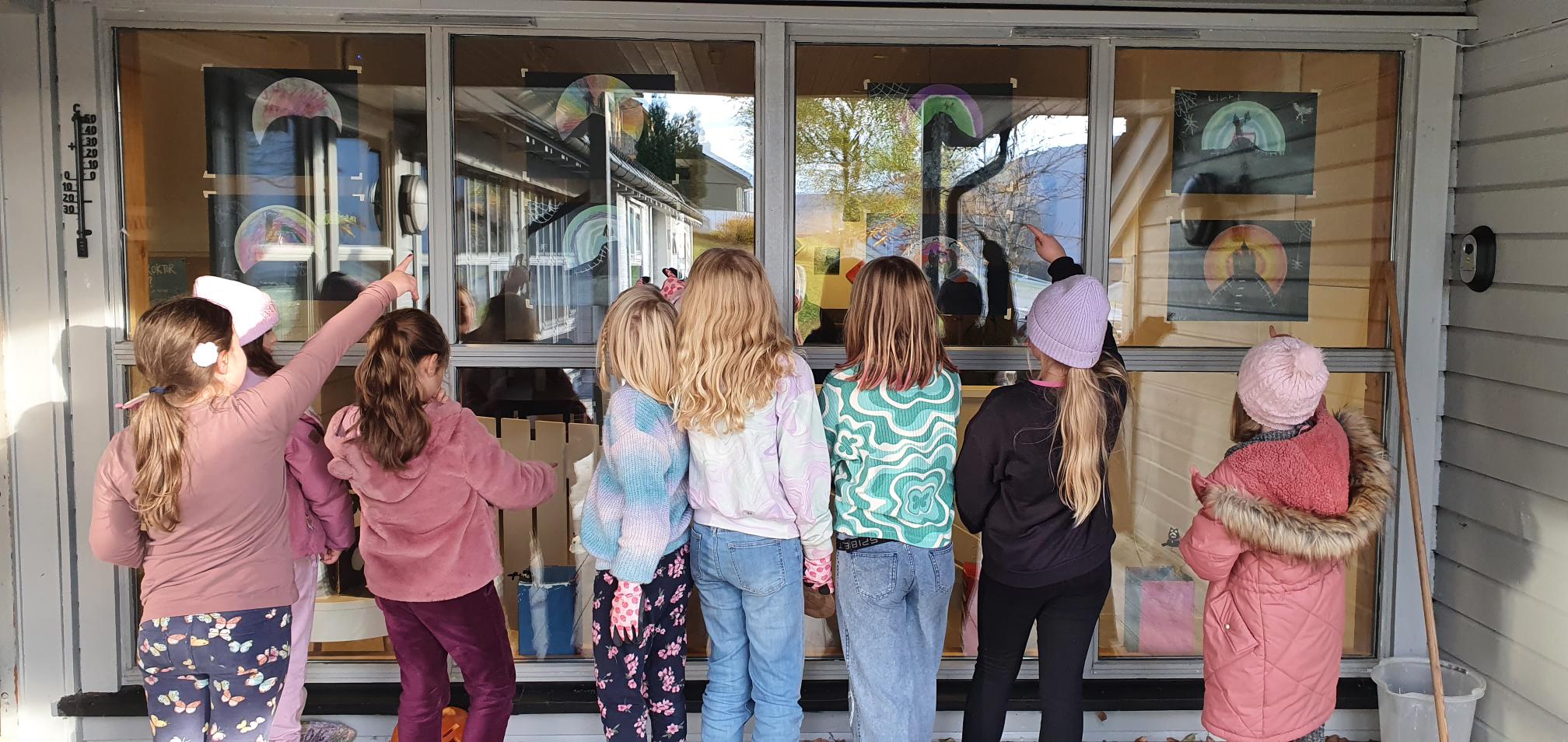 Flere elever med ryggen til foran vindu