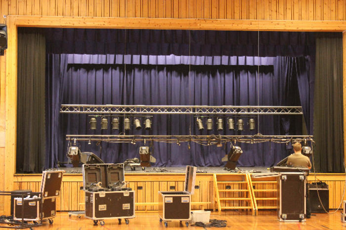 Scene under rigging, lysrigg, forsterkere