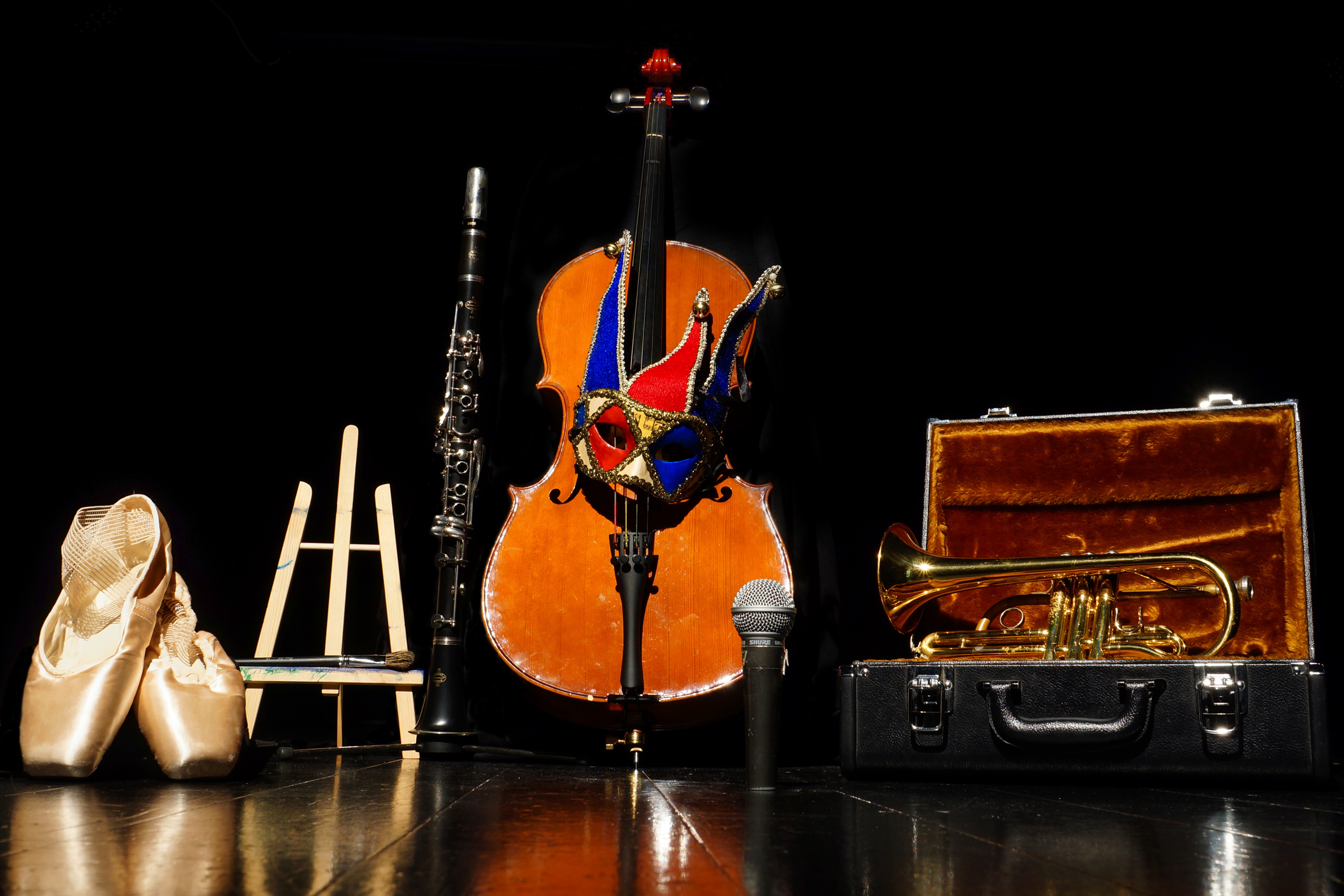 Illustrasjon åpen scene, ballettsko, staffeli, klarinett, cello, teatermaske og kornett i koffert