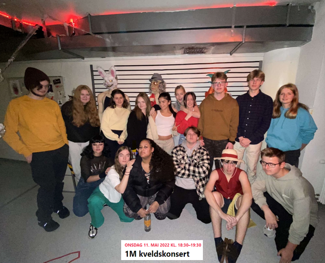 Gruppebilde av musikklinjeelever, delvis sittende på gulv og stående