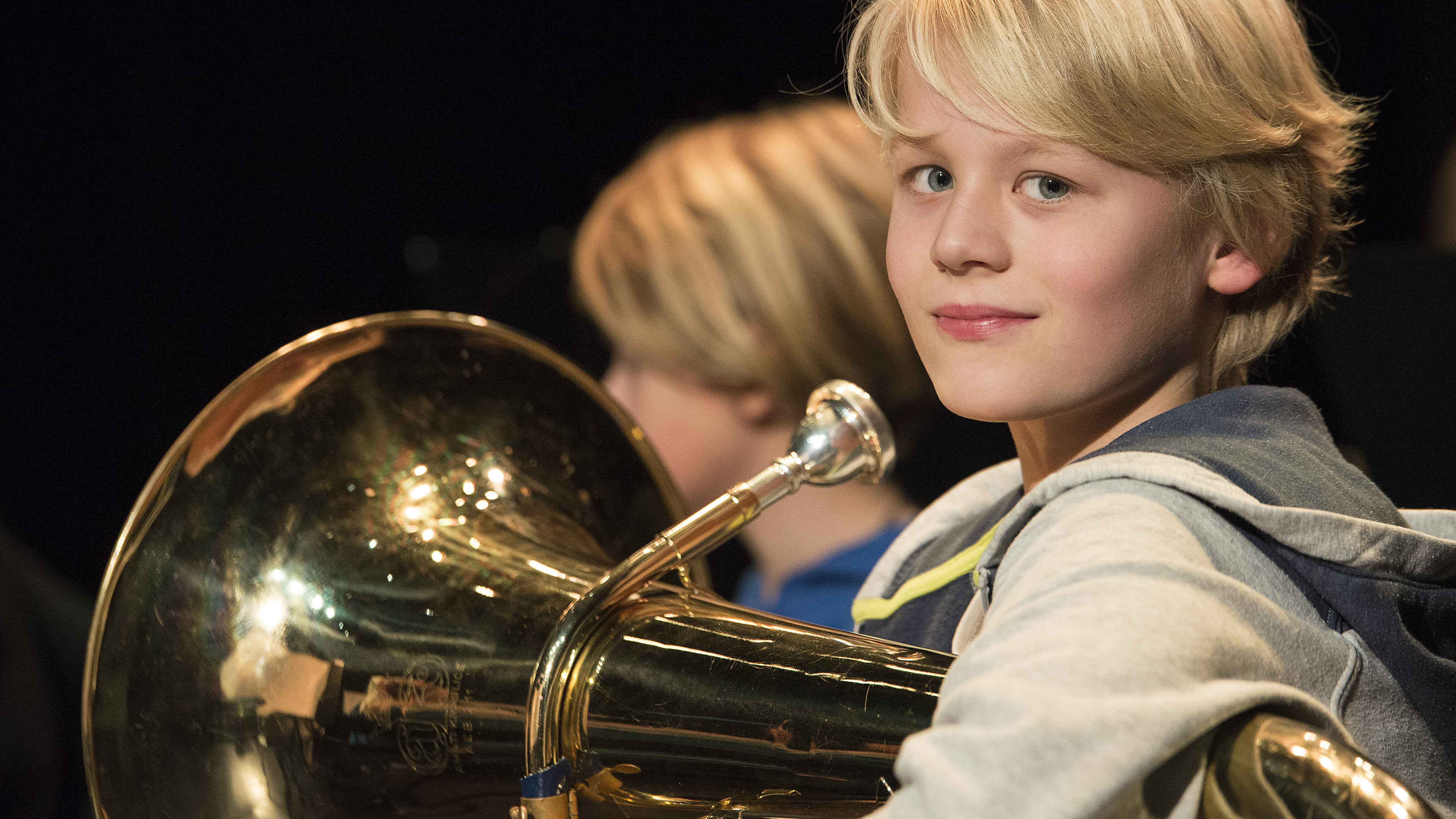 Gutt med tuba, nærbilde